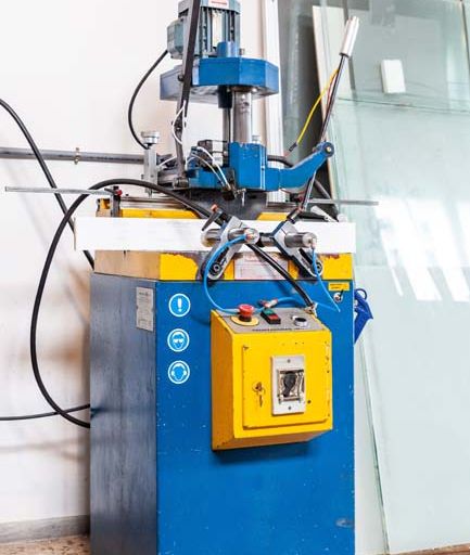 Aluminios y cristales ISJU máquina para fabricar ventanas