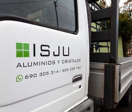 Aluminios y cristales ISJU logo en carro